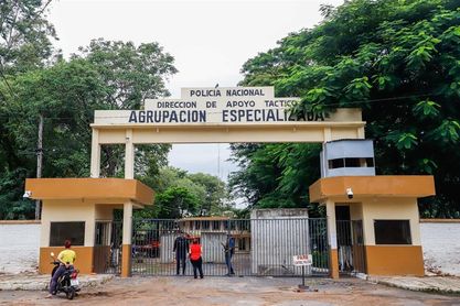 El COVID-19 opaca en los medios de Paraguay a Ronaldinho, su preso más famoso El COVID-19 opaca en los medios de Paraguay a Ronaldinho, su preso más famoso