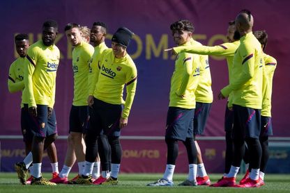 Los futbolistas aceptan una rebaja de sueldos del 70% y aportarán para que los empleados cobren el 100% Los futbolistas aceptan una rebaja de sueldos del 70% y aportarán para que los empleados cobren el 100%