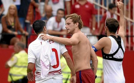 Rakitic y Reyes conversan tras un Sevilla-Barcelona. Rakitic y Reyes conversan tras un Sevilla-Barcelona.