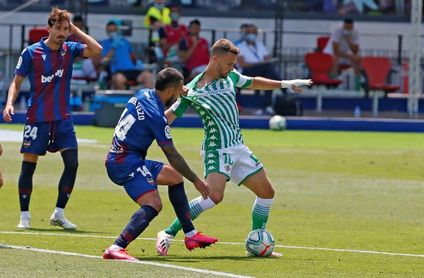 Canales: "Es difícil estar arriba si nos meten goles así" Canales: "Es difícil estar arriba si nos meten goles así"