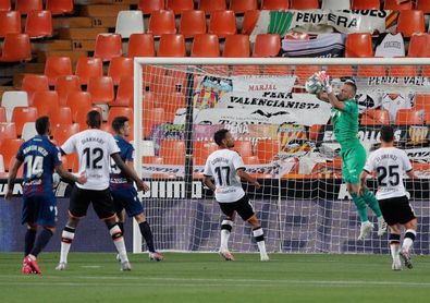 El Valencia y el Levante abren la Liga con un derbi tras un verano opuesto El Valencia y el Levante abren la Liga con un derbi tras un verano opuesto