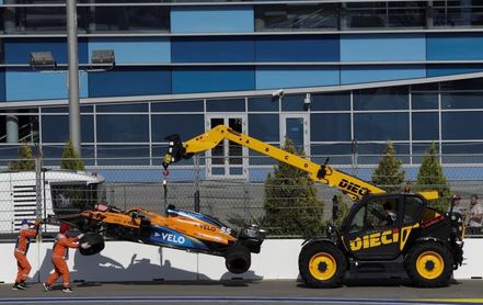 Carlos Sainz, retirado en la primera vuelta de Rusia por un accidente Carlos Sainz, retirado en la primera vuelta de Rusia por un accidente
