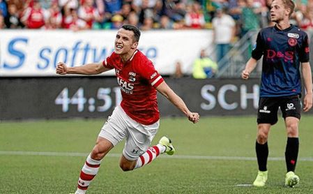 Idrissi celebra un gol con la camiseta del AZ. Idrissi celebra un gol con la camiseta del AZ.