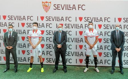 Rekik, durante su presentación con el Sevilla FC. Rekik, durante su presentación con el Sevilla FC.