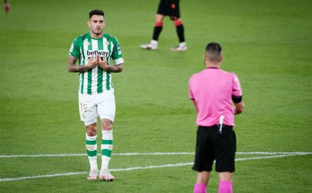 Sanabria se gana la confianza de la afición del Betis. Sanabria se gana la confianza de la afición del Betis.