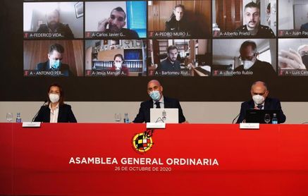 Rubiales: "El fútbol debe ser un ejemplo y dar una lección de comportamiento" Rubiales: "El fútbol debe ser un ejemplo y dar una lección de comportamiento"