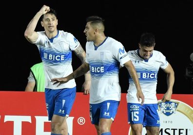 Universidad Católica vuelve a liderar en Chile con un partido pendiente Universidad Católica vuelve a liderar en Chile con un partido pendiente