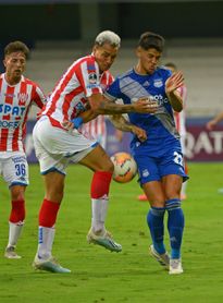 El uruguayo Barceló anota cuatro con los que Emelec mantiene la presión a la Liga y al Barcelona El uruguayo Barceló anota cuatro con los que Emelec mantiene la presión a la Liga y al Barcelona