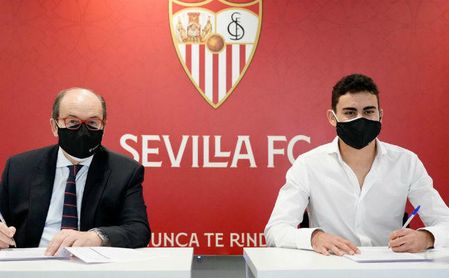 Pablo Pérez, en el momento de firmar su nuevo contrato. Pablo Pérez, en el momento de firmar su nuevo contrato.