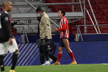 El uruguayo Giménez fue sustituido "por molestias en el muslo" El uruguayo Giménez fue sustituido "por molestias en el muslo"