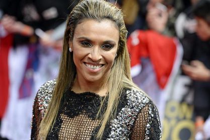 La futbolista Marta anuncia compromiso con su compañera de club Toni Deion La futbolista Marta anuncia compromiso con su compañera de club Toni Deion