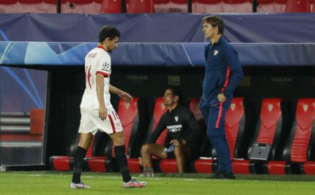 Jesús Navas abandona el terreno de juego ante la presencia de Julen Lopetegui. Jesús Navas abandona el terreno de juego ante la presencia de Julen Lopetegui.