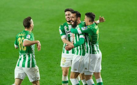 El plantel verdiblanco celebra el gol del Betis. El plantel verdiblanco celebra el gol del Betis.