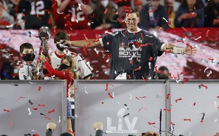 Tom Brady establece marca con su quinto premio de Jugador Más Valioso (MVP) Tom Brady establece marca con su quinto premio de Jugador Más Valioso (MVP)