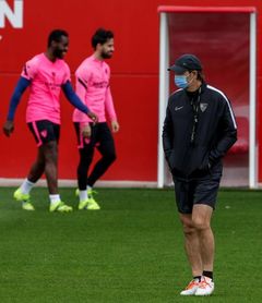 Lopetegui cita a los veinte disponibles de la primera plantilla Lopetegui cita a los veinte disponibles de la primera plantilla