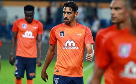 De tener "un acuerdo con el Sevilla" a sufrir una importante lesión. De tener "un acuerdo con el Sevilla" a sufrir una importante lesión.