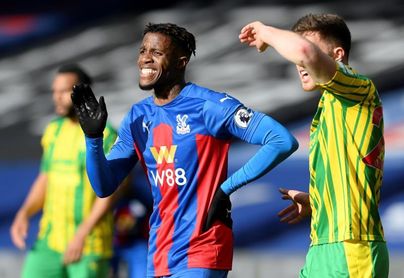 Wilfried Zaha rechaza arrodillarse contra el racismo Wilfried Zaha rechaza arrodillarse contra el racismo