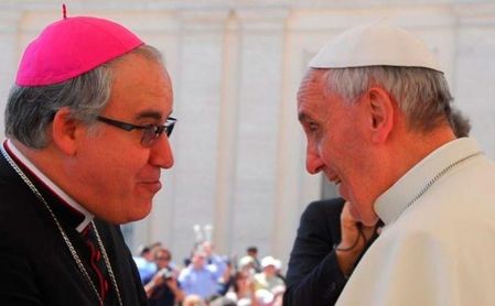 El nuevo arzobispo de Sevilla, José Ángel Saiz Meneses, en una imagen con el papa Francisco.. El nuevo arzobispo de Sevilla, José Ángel Saiz Meneses, en una imagen con el papa Francisco..