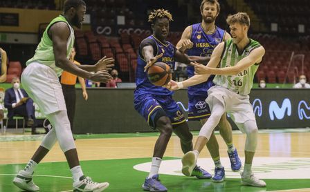 69-74. El 'Granca' se cuela en el 'play-off' ante un Betis algo más aplicado 69-74. El 'Granca' se cuela en el 'play-off' ante un Betis algo más aplicado