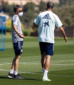 Luis Enrique dirige el entrenamiento de la burbuja paralela con Kepa y Albiol Luis Enrique dirige el entrenamiento de la burbuja paralela con Kepa y Albiol