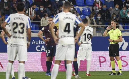 Así formalizará el Málaga sus quejas por el gol anulado a Genaro: "Esto no hay quien lo entienda".