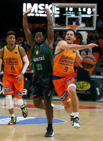 71-70. El Valencia vence a su ansiedad y al Joventut 71-70. El Valencia vence a su ansiedad y al Joventut