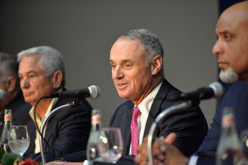 Manfred admite que el cierre patronal favorecería las negociaciones de un convenio laboral en la MLB Manfred admite que el cierre patronal favorecería las negociaciones de un convenio laboral en la MLB