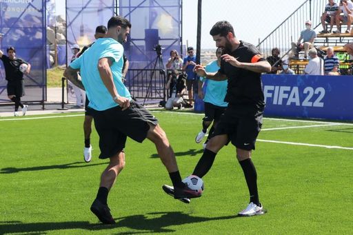 Lucho González y Sebastián Abreu se lucen en un peleado partido de estrellas Lucho González y Sebastián Abreu se lucen en un peleado partido de estrellas