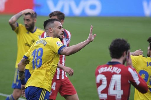 Mínima ventaja del Cádiz en sus duelos como local ante el Atlético de Madrid. Mínima ventaja del Cádiz en sus duelos como local ante el Atlético de Madrid.