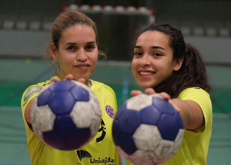 Madre e hija hacen historia al jugar juntas en la Liga Guerreras de balonmano Madre e hija hacen historia al jugar juntas en la Liga Guerreras de balonmano