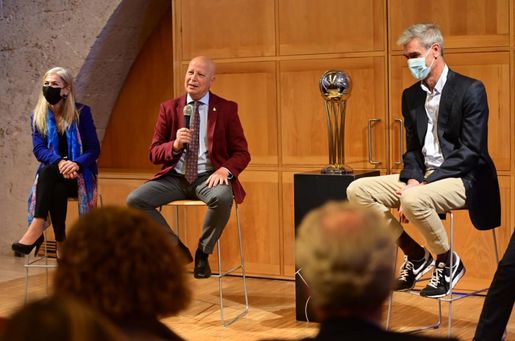 La Junta destaca su apuesta por la Copa del Rey de Baloncesto en Granada como revulsivo económico y social . La Junta destaca su apuesta por la Copa del Rey de Baloncesto en Granada como revulsivo económico y social .