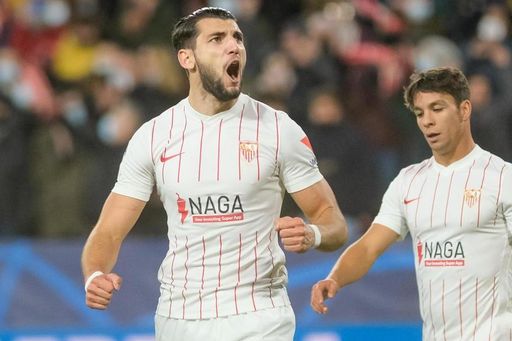Rafa Mir se lo dedica a "los médicos y fisios", que le han ayudado "a jugar" hoy Rafa Mir se lo dedica a "los médicos y fisios", que le han ayudado "a jugar" hoy