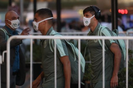 Tras su multitudinaria despedida en Brasil, Palmeiras llega a Montevideo Tras su multitudinaria despedida en Brasil, Palmeiras llega a Montevideo