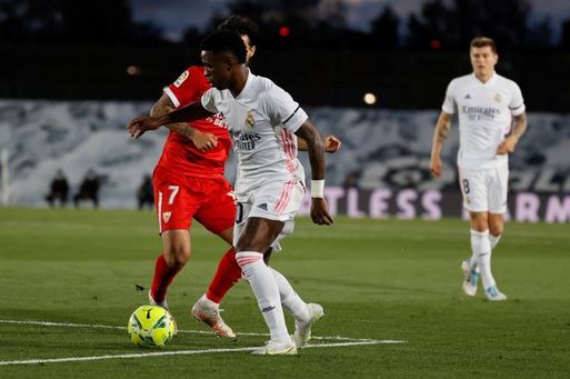 El Real Madrid estrena liderato ante el Sevilla El Real Madrid estrena liderato ante el Sevilla