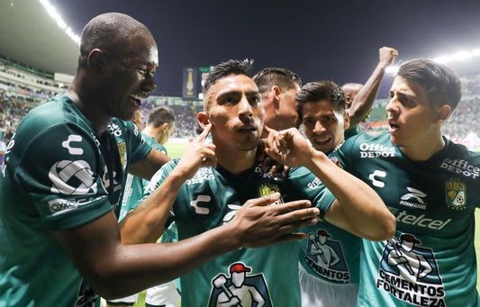 Duelo entre ecuatoriano Mena y uruguayo López en comienzo de las semifinales Duelo entre ecuatoriano Mena y uruguayo López en comienzo de las semifinales