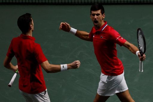 Djokovic, solo y en dobles, mete a Serbia en semifinales de la Davis