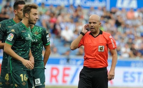 Barcelona-Betis, Sevilla-Villarreal, Real Sociedad-Real Madrid... Ya hay árbitros para la jornada 16 de LaLiga Barcelona-Betis, Sevilla-Villarreal, Real Sociedad-Real Madrid... Ya hay árbitros para la jornada 16 de LaLiga