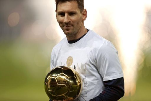 Messi comparte el Balón de Oro con la afición del PSG