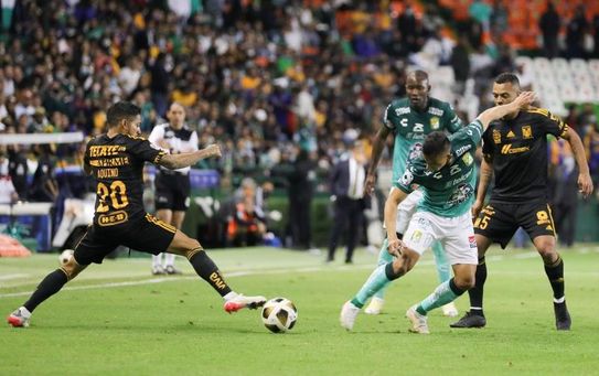 El ecuatoriano Ángel Mena anota dos goles y pone al León en la final