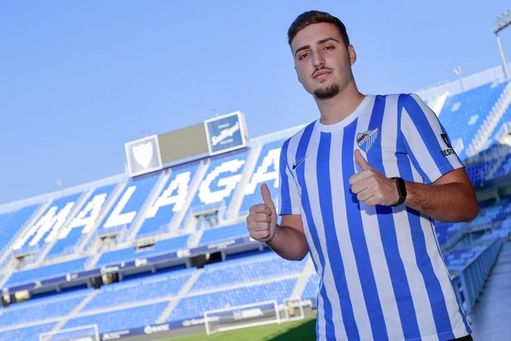 El Málaga anuncia su primer fichaje.