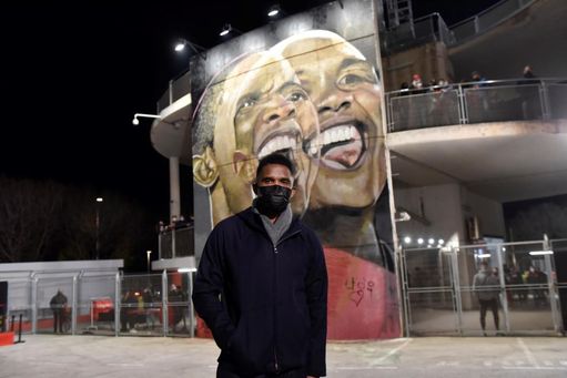 El Mallorca inaugura un mural de Eto'o en Son Moix