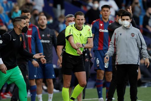 2-0. El Levante gana su primer partido y el Mallorca falla un penalti 2-0. El Levante gana su primer partido y el Mallorca falla un penalti