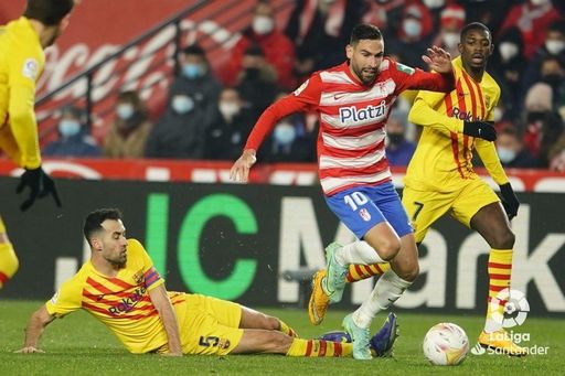 Antonio Puertas regatea a Busquets durante el partido.