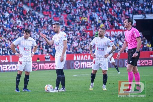 Joan Jordán destaca la solidez de este Sevilla y 'avisa' al Betis: "Llegamos al derbi en un buen momento" Joan Jordán destaca la solidez de este Sevilla y 'avisa' al Betis: "Llegamos al derbi en un buen momento"