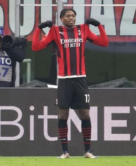 El Fiorentina reina en la locura; Leao rescata al Milan El Fiorentina reina en la locura; Leao rescata al Milan