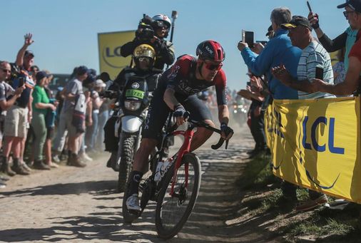 Dylan Van Baarle se proclama rey de los adoquines en la París-Roubaix