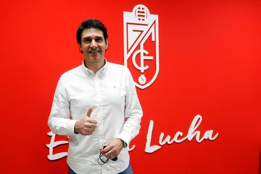 Aitor Karanka posa junto al escudo del Granada.