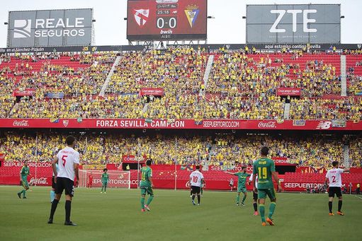 Afición del Cádiz en el Sánchez-Pizjuán Afición del Cádiz en el Sánchez-Pizjuán