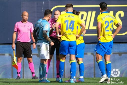 Mateu explica una acción a jugadores del Cádiz y Celta