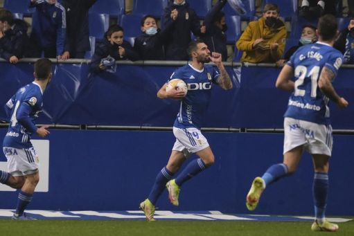 Borja Bastón celebra un gol con el Oviedo